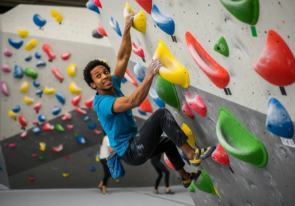 Una persona escalando rocas con alegría, una forma dinámica de ejercicio.